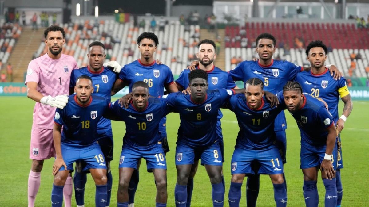Spieler von Kap Verde stellen sich vor dem Viertelfinale des Afrika-Cups zwischen Kap Verde und S&uuml;dafrika im Charles-Konan-Banny-Stadion in Yamoussoukro, Elfenbeink&uuml;ste. Kap Verde nimmt an der Fu&szlig;ball-WM 2026 teil, am 03.02.2024. (Symbolbild) (Foto)