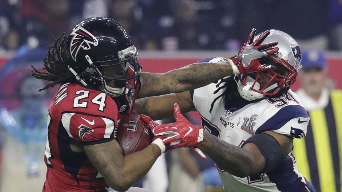 Devonta Freeman l&auml;uft den Ball w&auml;hrend er mit einem Arm einen Patriots Spieler abwehrt am 05.02.2017. (Symbolbild) (Foto)