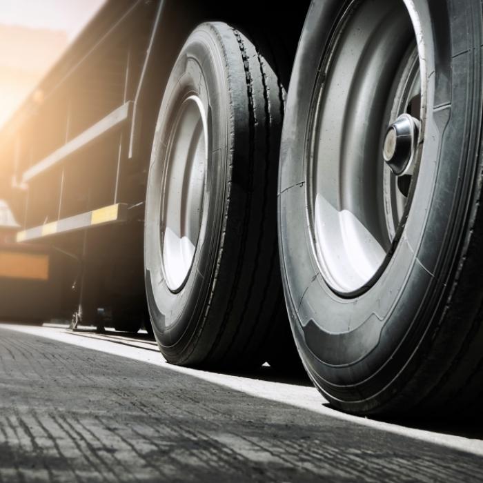 Herumfliegender Lkw-Reifen quetscht Jugendliche (18) zu Tode