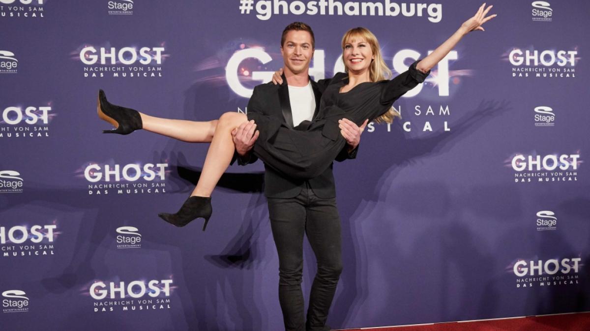 Susanne Klehn l&auml;sst sich bei der Premiere des Musicals "Ghost" 2018 von Schlagers&auml;nger und Musical-Darsteller Julian David auf H&auml;nden tragen. (Foto)