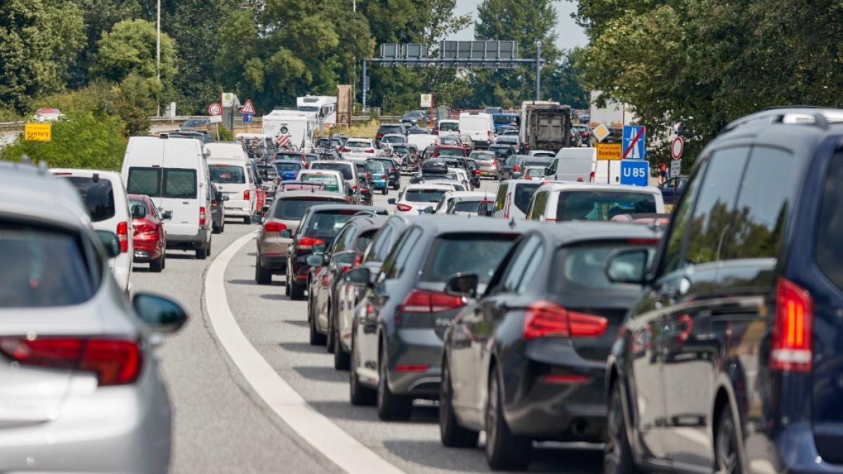 Auf Deutschlands Autobahnen wie hier auf der A7 droht am Wochenende erh&ouml;hte Staugefahr, wie der ADAC warnt. (Foto)
