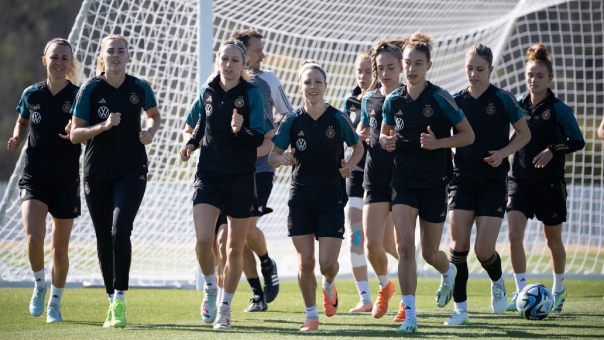 Einige DFB-Spielerinnen besitzen mittlerweile einen hohen Markenwert und verdienen mit dem Fu&szlig;ball sehr gut. (Foto)