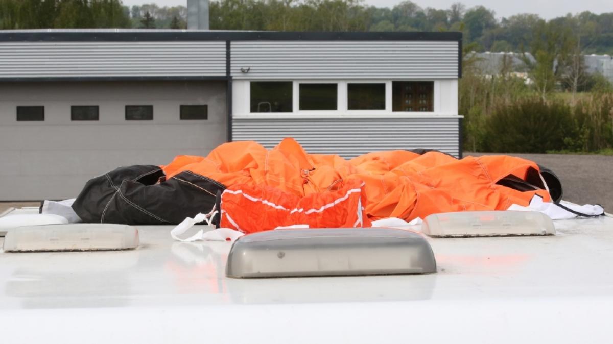 Warum sind die beiden Fallschirmspringer kollidiert? (Foto)