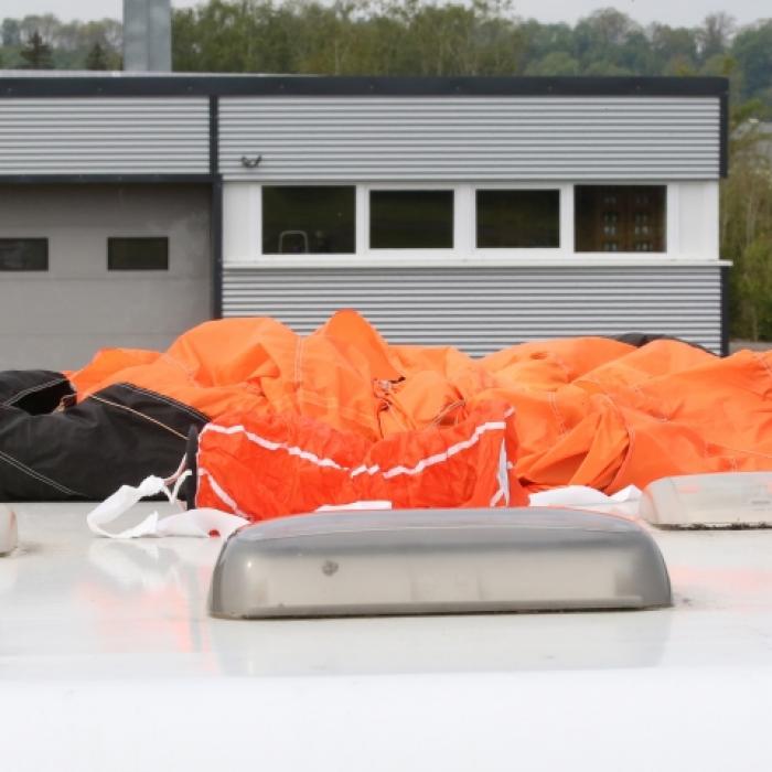 Fallschirmspringer aus 50 Metern in den Tod gestürzt