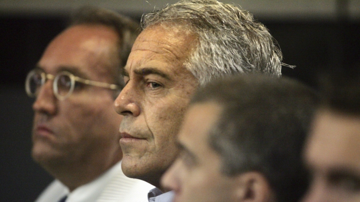 Einst prangerte Simon Andriesz Verbindungen zwischen dem heutigen US-Handelsminister und Jeffrey Epstein (Mitte) an - jetzt ist der britische Whistleblower im Alter von 57 Jahren gestorben. (Foto)