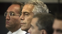 Einst prangerte Simon Andriesz Verbindungen zwischen dem heutigen US-Handelsminister und Jeffrey Epstein (Mitte) an - jetzt ist der britische Whistleblower im Alter von 57 Jahren gestorben.