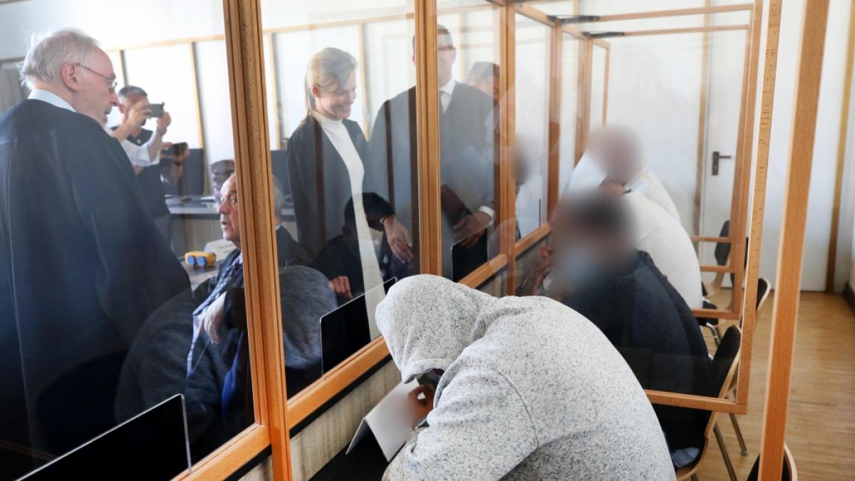 St&uuml;ckelmord-Prozess in Duisburg: Vier von sechs Angeklagten warten im Gerichtssaal auf den Beginn des Prozesses. Angeklagt sind sechs M&auml;nner, die zur Tatzeit im Januar 2014 Mitglieder des Motorradclubs Hells Angels gewesen sein sollen. (Foto)