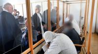 Stückelmord-Prozess in Duisburg: Vier von sechs Angeklagten warten im Gerichtssaal auf den Beginn des Prozesses. Angeklagt sind sechs Männer, die zur Tatzeit im Januar 2014 Mitglieder des Motorradclubs Hells Angels gewesen sein sollen.