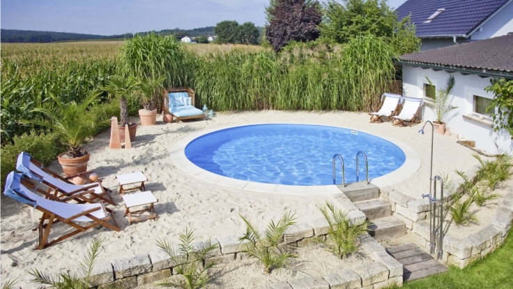 Plätze an der Sonne: Schattenarme Flächen sind ideal für den Pooleinbau.