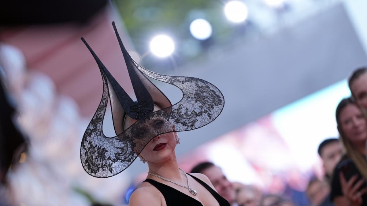 Lady Gaga lie&szlig; in ihrer atemberaubenden Traumrobe ganz sch&ouml;n tief blicken. (Foto)