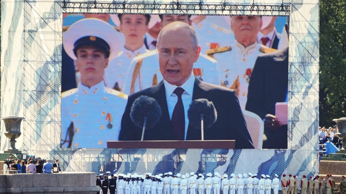 F&uuml;hlt sich Wladimir Putin (hier bei einer Rede vor der russischen Marine) inzwischen st&auml;rker als je zuvor? (Foto)