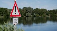 Badeverbot am Hohnsensee in Hildesheim aufgrund von Blaualgen. 