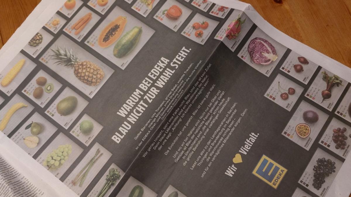 Eine ganze Seite der Frankfurter Allgemeinen Zeitung ist mit der Edeka Anzeige "Warum bei Edeka Blau nicht zur Wahl steht." bedruckt. (Foto)