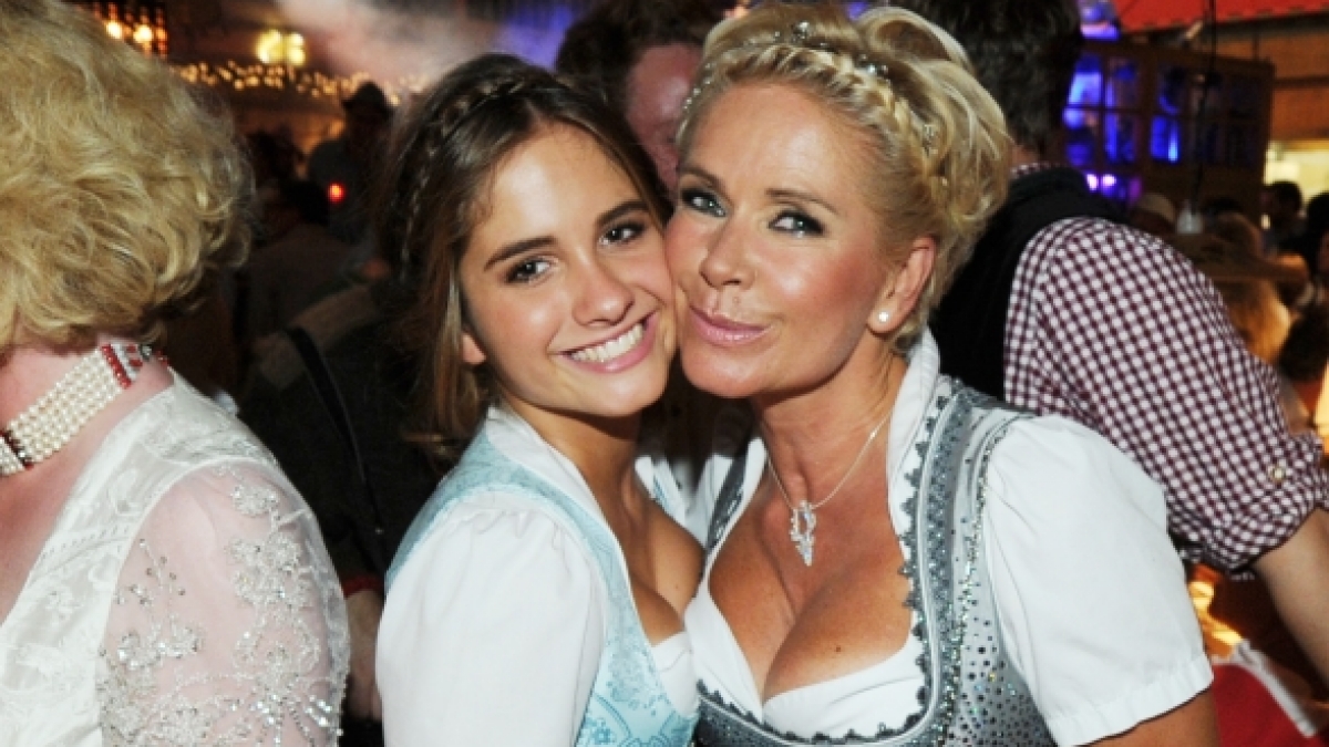 Stolz posiert Claudia Effenberg mit ihrer Tochter Lucia Strunz (16) auf dem Oktoberfest im Weinzelt. (Foto)