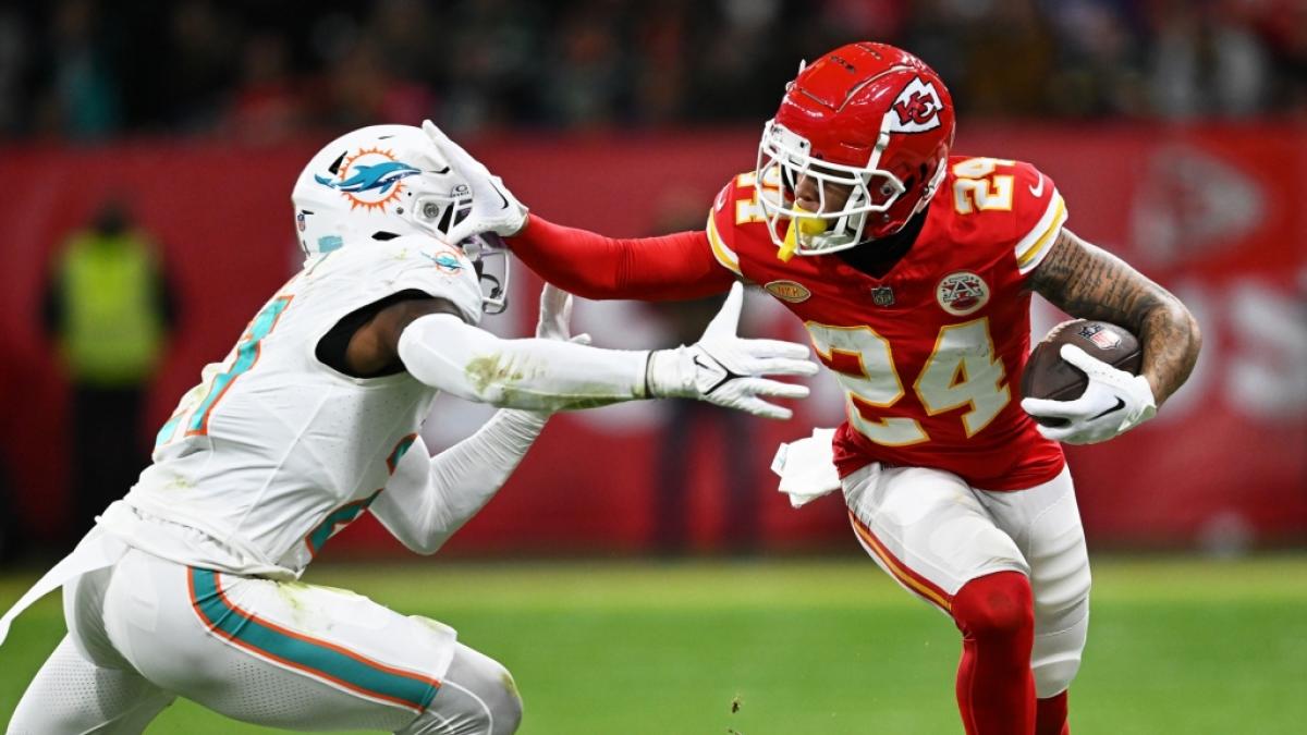 Skyy Moore von den Kansas City Chiefs l&auml;uft den Ball gegen die Miami Dolphins am 9. Spieltag, am 05.11.2023. (Symbolbild) (Foto)