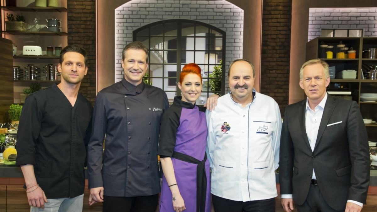 Die vier K&ouml;che Alexander Kumptner, Alexander Herrmann, Meta Hiltebrand und Johann Lafer gemeinsam mit Moderator Johannes B. Kerner. (Foto)
