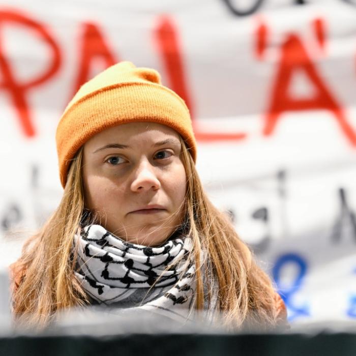 Schluss mit dem biederen Image – Schwester provoziert mit viel Haut und Gelenkigkeit