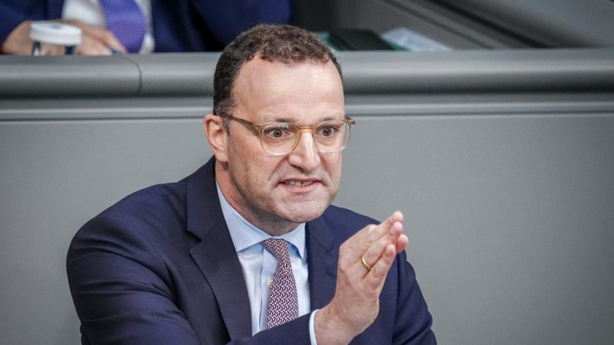 Jens Spahn fordert Pause von&nbsp;"v&ouml;llig ungesteuerter Asyl-Migration" und schie&szlig;t sich auf twitter damit selbst ins Knie. (Foto)