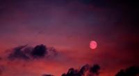 An Ostern 2022 strahlt ein Pink Moon am Himmel.