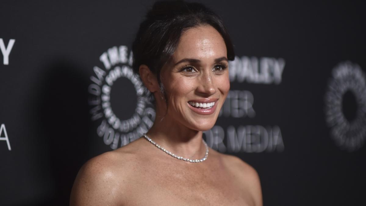 Das Hollywood-L&auml;cheln sitzt: Herzogin Meghan wei&szlig; sich auch ohne Ehemann Harry pr&auml;chtig zu am&uuml;sieren (Foto)