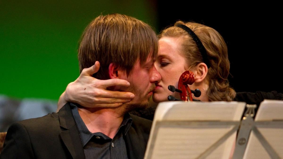 Die Schauspieler Luise Wolfram und Stefan Stern&nbsp;bei der Probe f&uuml;r das St&uuml;ck "For the Disconnected Child" in der Schaub&uuml;hne am Lehniner Platz (2013). (Foto)
