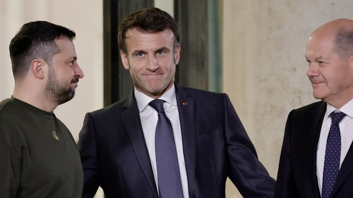 Emmanuel Macron und Olaf Scholz (r.) wollen angeblich Wolodymyr Selenskyj von Friedensverhandlungen &uuml;berzeugen. (Foto)