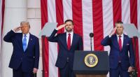 Bei einer Gedenkveranstaltung am Memoiral Day machte Donald Trump neben J.D. Vance und Pete Hegseth keine sonderlich gute Figur.