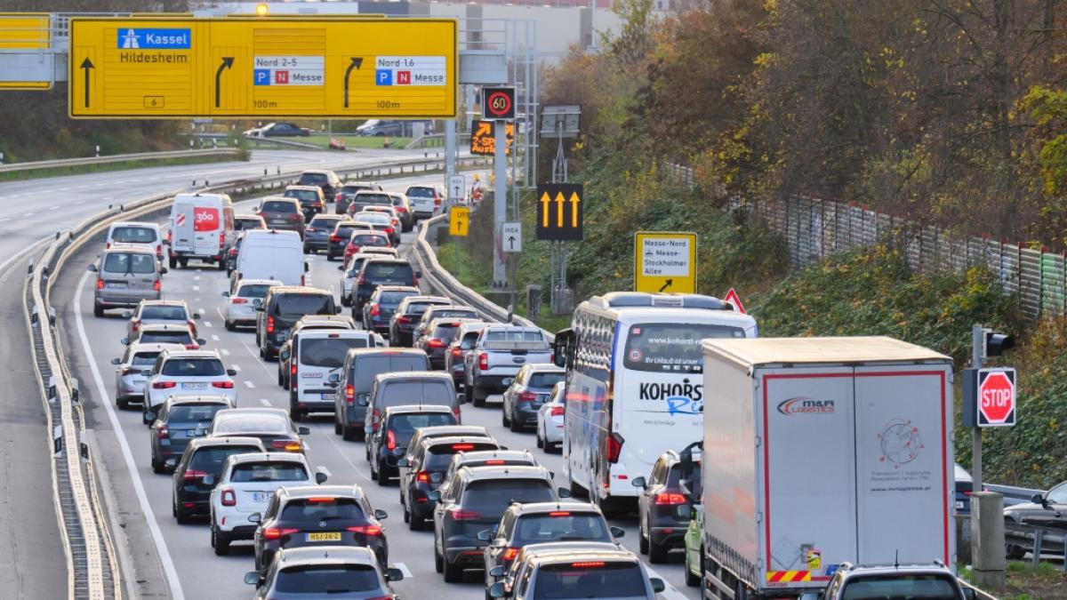 &Uuml;ber die Weihnachtsferien hinweg k&ouml;nnte es an mehreren Tagen zu langen Staus kommen. (Foto)