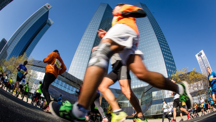 Zum Mainova Frankfurt Marathon 2017 werden knapp 20.000 Hobbyläufer erwartet.