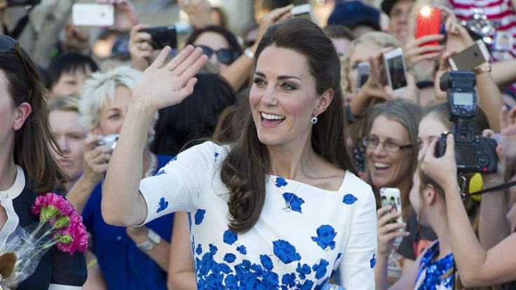 Bei den Fans sind die Outfits von Herzogin Kate überaus beliebt. Doch der Queen sind sie nicht züchtig genug.