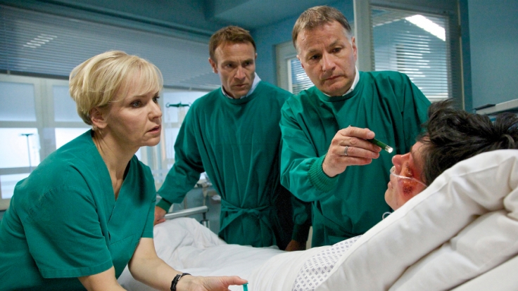 Elena Eichhorn (Cheryl Shepard, re.) gerät in Panik, als sie plötzlich Doppelbilder sieht.