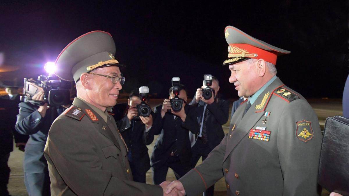 Russlands Verteidigungsminister Sergej Schoigu bei seiner Ankunft in Nordkorea. (Foto)