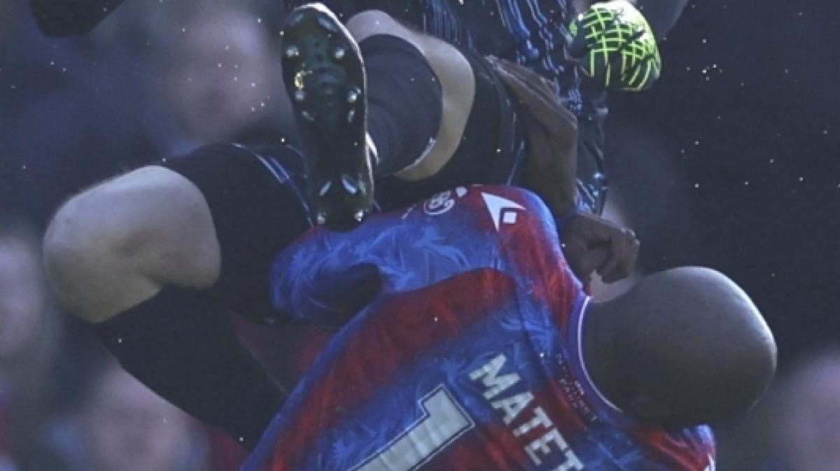 Jean-Philippe Mateta von Crystal Palace wurde von Millwall-Torh&uuml;ter Liam Roberts gefoult. (Foto)