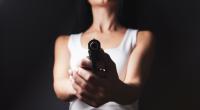 Eine Frau hat ihren Schwager auf offener Straße erschossen.