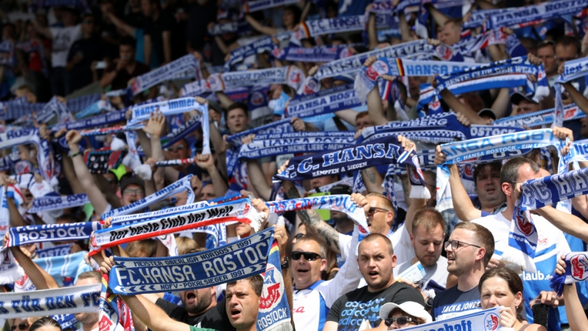 Die Fans heben ihre Schals zur Unterst&uuml;tzung der Spieler vom FC Hansa Rostock. (Symbolbild) (Foto)