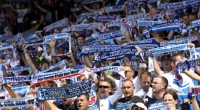 Die Fans heben ihre Schals zur Unterstützung der Spieler vom FC Hansa Rostock. (Symbolbild)