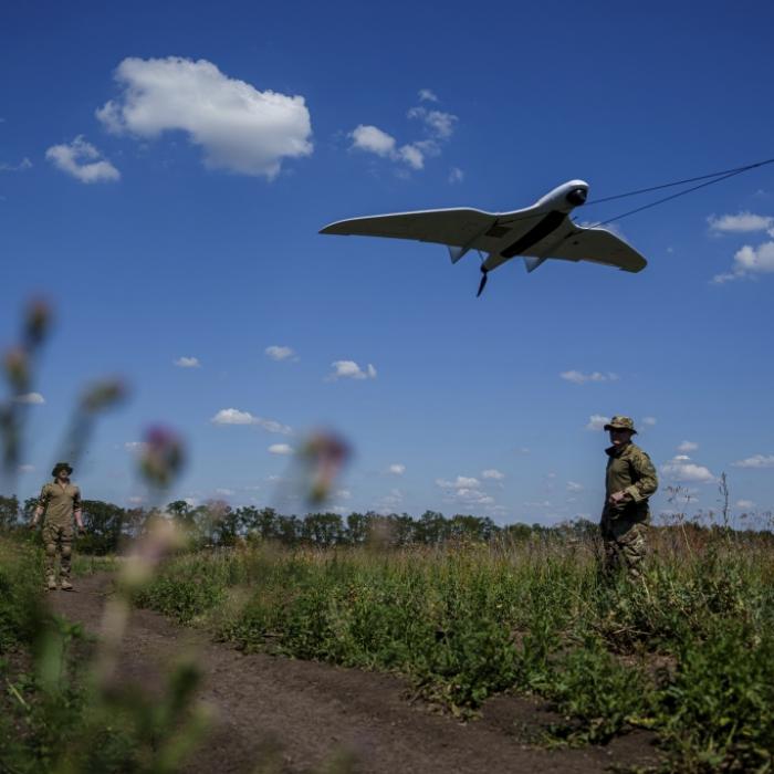 Dramatische Aufnahmen - Kamikaze-Drohnen jagen russische Fahrzeuge in die Luft