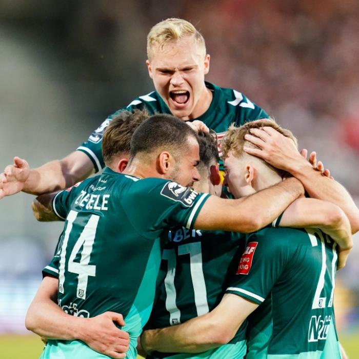 Drittligist setzt sich in der Relegation durch - Regensburg steigt auf