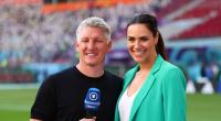 Bastian Schweinsteiger stiehlt seiner TV-Kollegin Esther Sedlaczek beim DFB-Pokal-Spiel kurzerhand die Show!