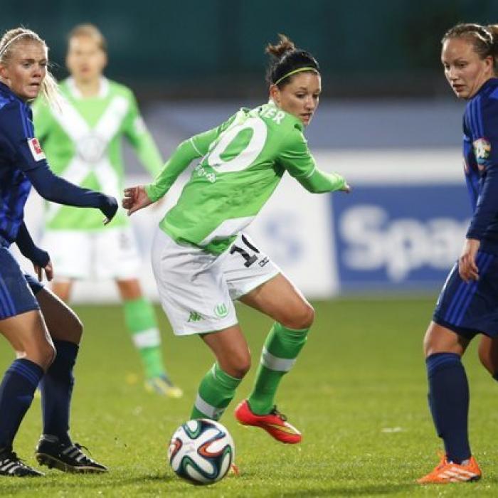 Selina Wagner im Juni 2011 mit Kolleginnen des DFB-Teams im Playboy