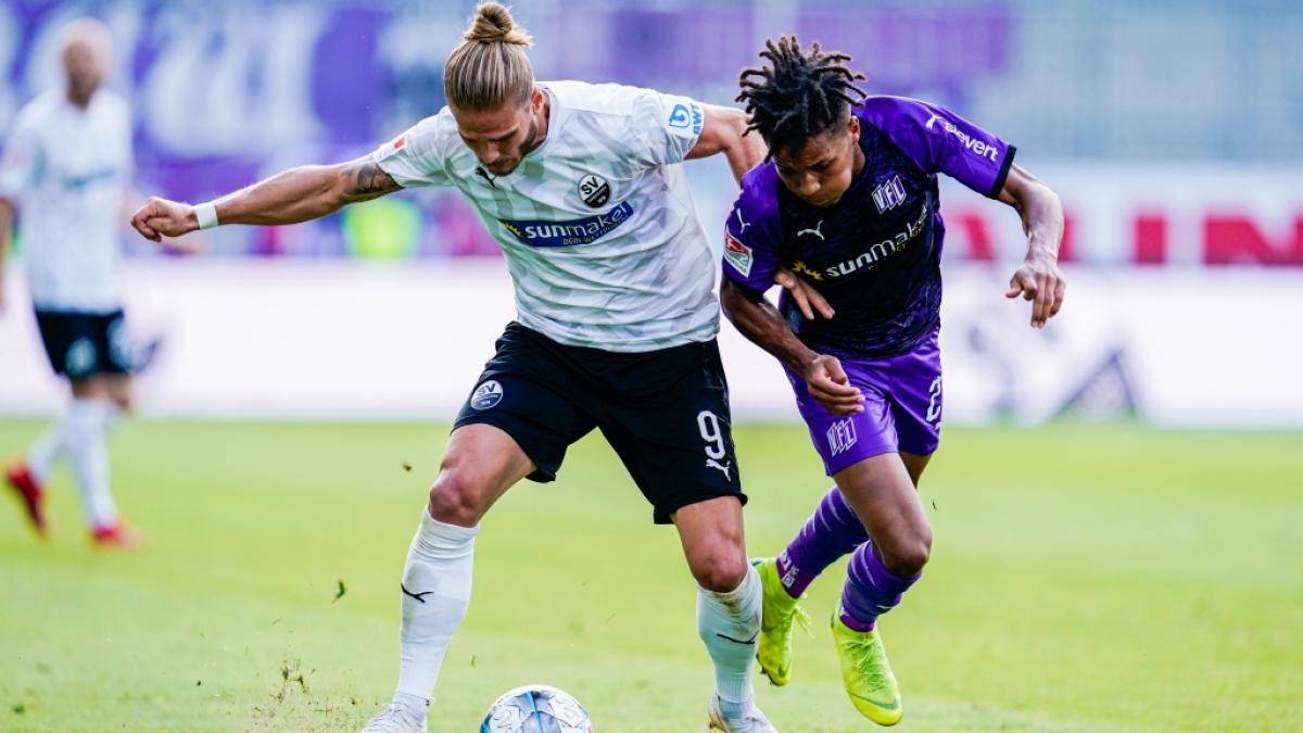 Sandhausens Rurik Gislason (l) und Osnabr&uuml;cks Felix Agu k&auml;mpfen um den Ball. (Foto)