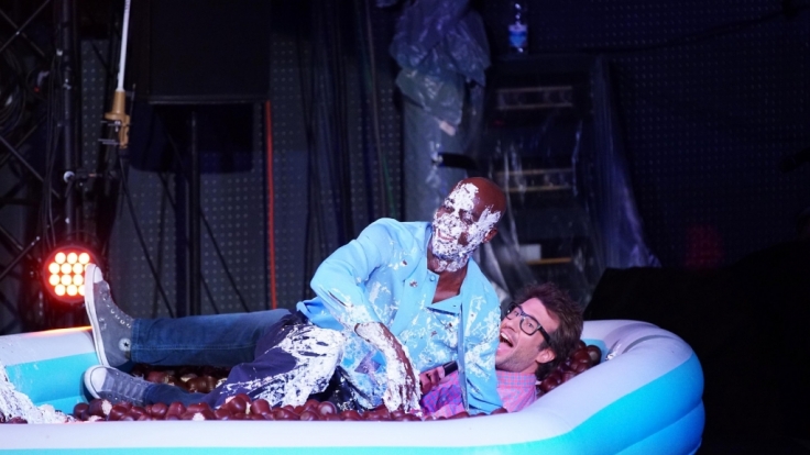 Ein Bad im Schokokuss-Pool nimmt Bruce Darnell gern auf sich.