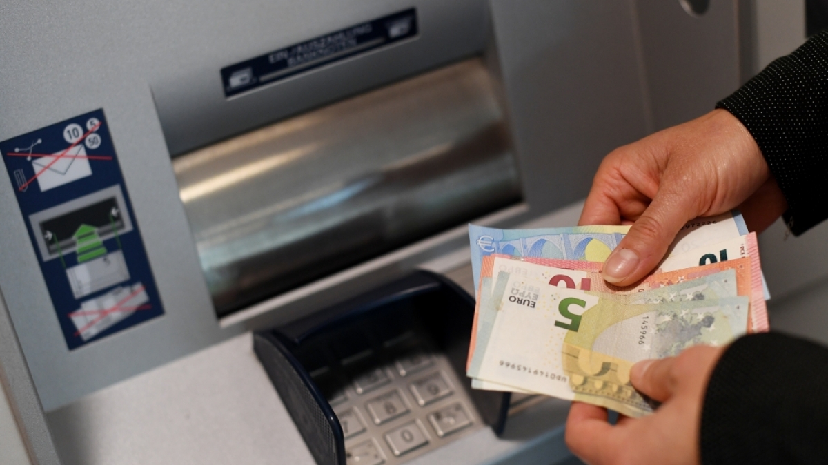 Geldabheben wird jetzt f&uuml;r Bankkunden noch teurer. (Symbolbild) (Foto)