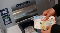 Geldabheben wird jetzt für Bankkunden noch teurer. (Symbolbild)