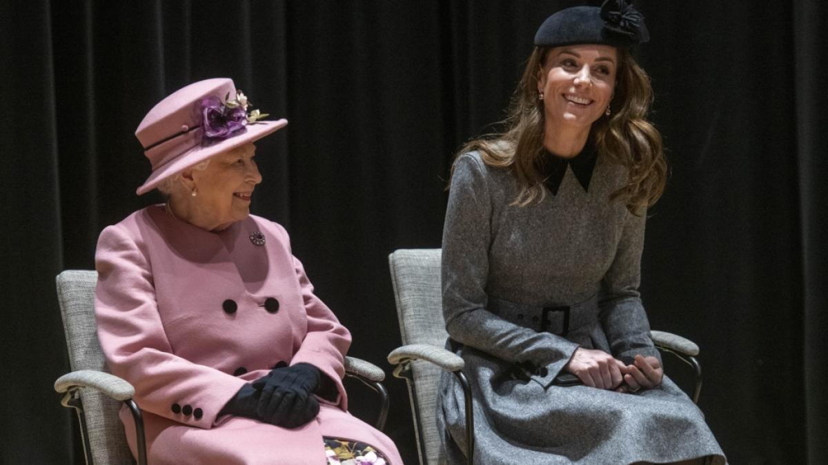 Royales Recycling &agrave; la Herzogin Kate: Das graue Wollkleid von Designerin Catherine Walker trug die Herzogin bereits 2019 bei einem Termin mit Queen Elizabeth II. (Foto)