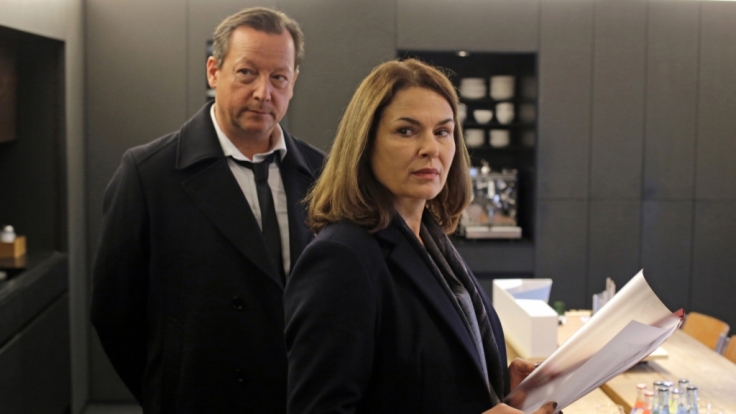 Kriminalhauptkommissar Hanns von Meuffels (Matthias Brandt) und Constanze Hermann (Barbara Auer) bei der Befragung der Belegschaft.