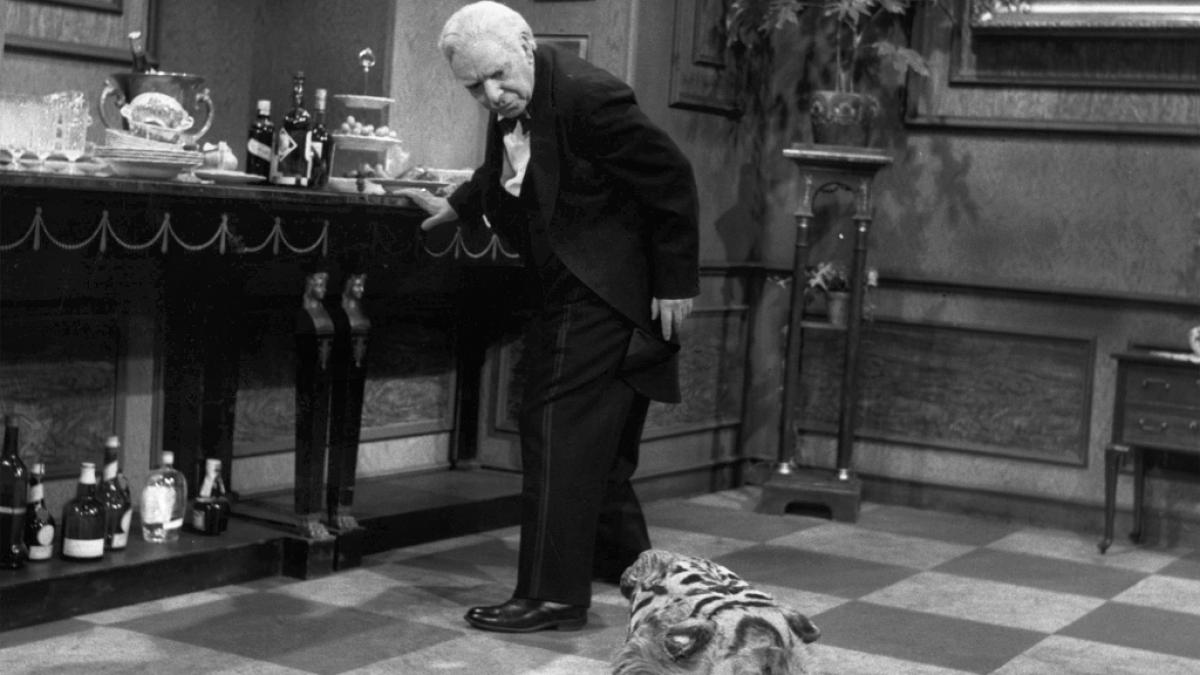 Armer James! In "Dinner for One" stolpert der zunehmend alkoholisierte Butler ganze elf Mal &uuml;ber das widerborstige Tigerfell. (Foto)