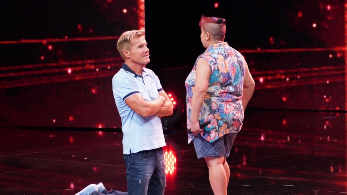 Vor H&uuml;lya Sch&ouml;kel geht Jurymitglied Dieter Bohlen auf die Knie. (Foto)