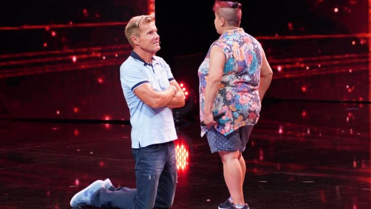Vor Hülya Schökel geht Jurymitglied Dieter Bohlen auf die Knie.