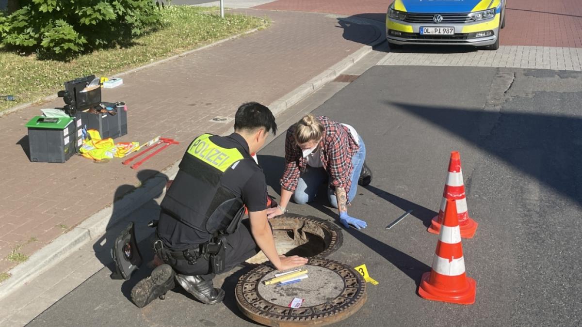In diesem Gully wurde der seit Tagen vermisste Joe (8) aus Oldenburg lebend gefunden - doch die Polizei muss noch eine Reihe von offenen Fragen beantworten. (Foto)